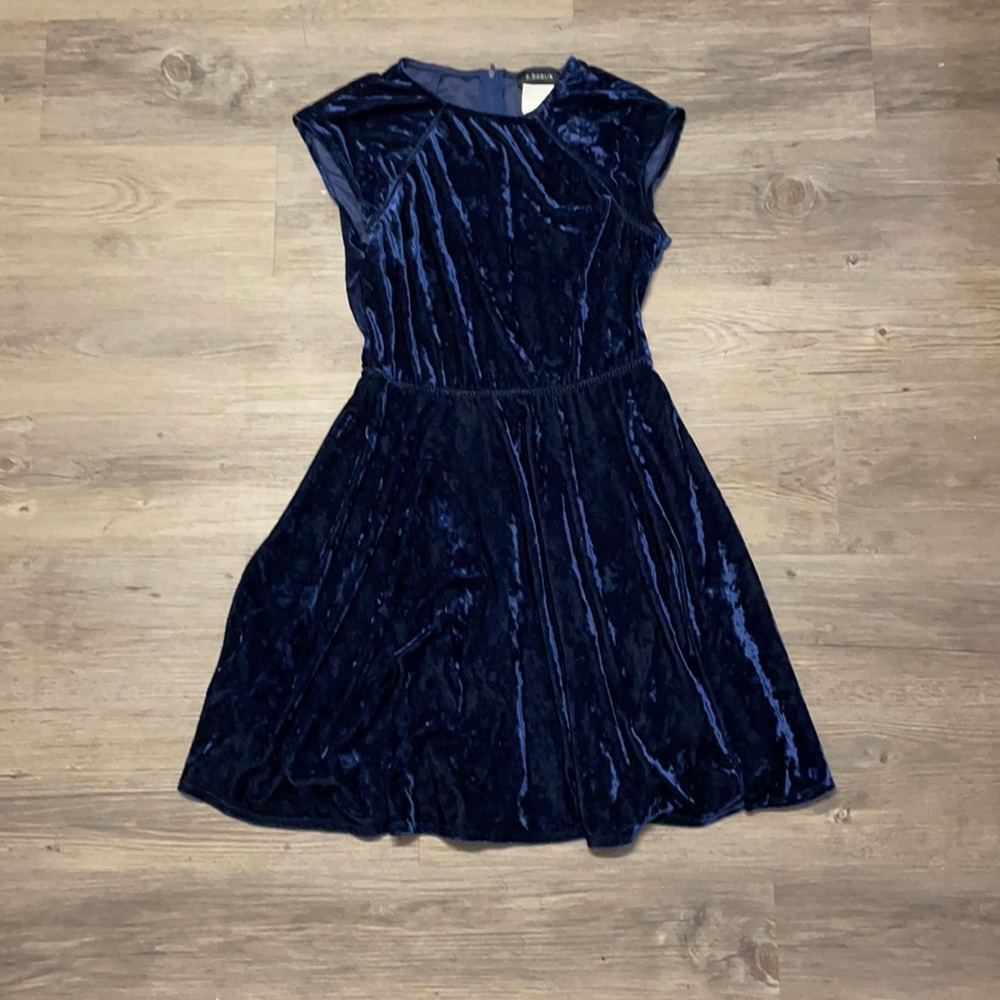 Beautiful dark blue velvet dress (size 7-8)